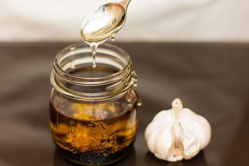 Ein Cognac-Aufguss mit Knoblauch, der Ihnen bei der Bekämpfung von Parasiten hilft