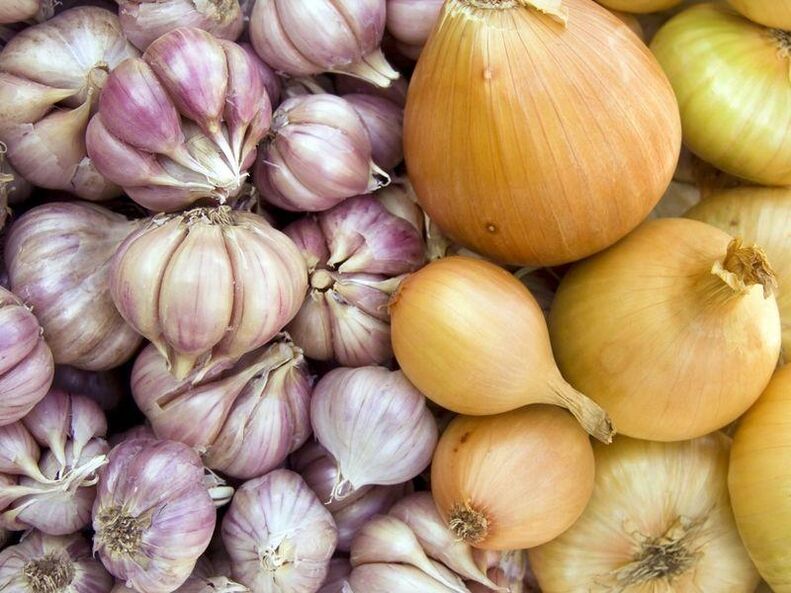 Ein Einlauf mit Zwiebeln und Knoblauch ist ein wirksames Mittel gegen Askariasis