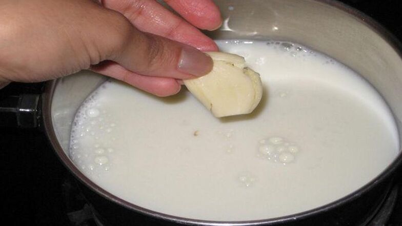 Eine Abkochung von Knoblauch mit Milch für einen reinigenden, antiparasitären Einlauf.