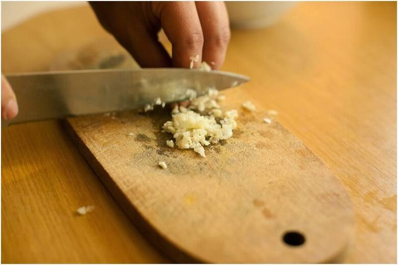 Zubereitung eines Knoblauchmittels gegen Parasiten.